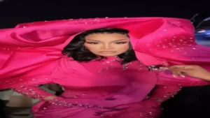 كاردي بي تعيد تعريف الأناقة في السعودية بإطلالة محتشمة تجمع بين الجرأة والتقاليد الهندية